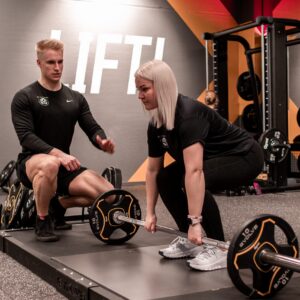 RP Fitness treener ja klient jõusaalis