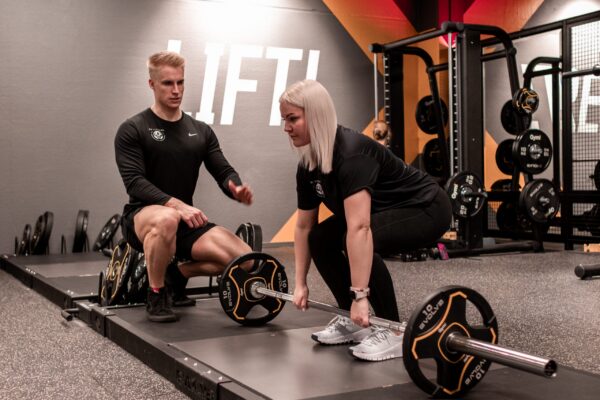 RP Fitness treener ja klient jõusaalis